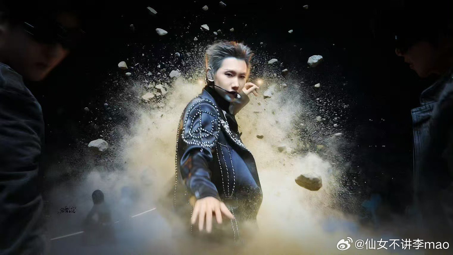 汪苏泷4支超企划影像汪苏泷的《明日世界》太会玩了，4周视觉连载，每周一支超企划M