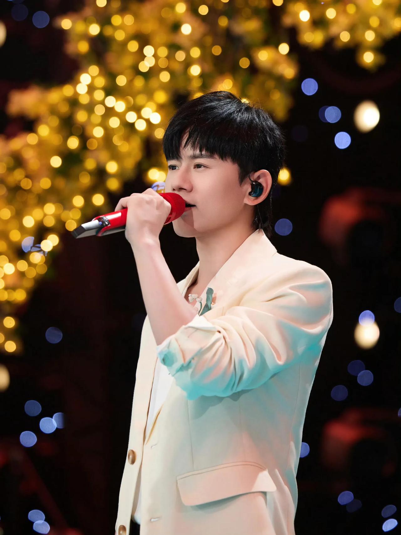 被张杰国庆晚会的错位图乐坏了，喜提热搜