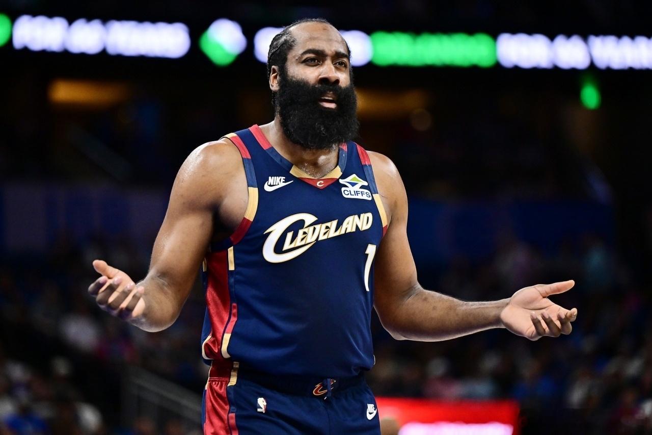 哈登骑士续约耐心NBA自由市场哈登耐心等待骑士续约！但这份耐心还能撑多久？据名记