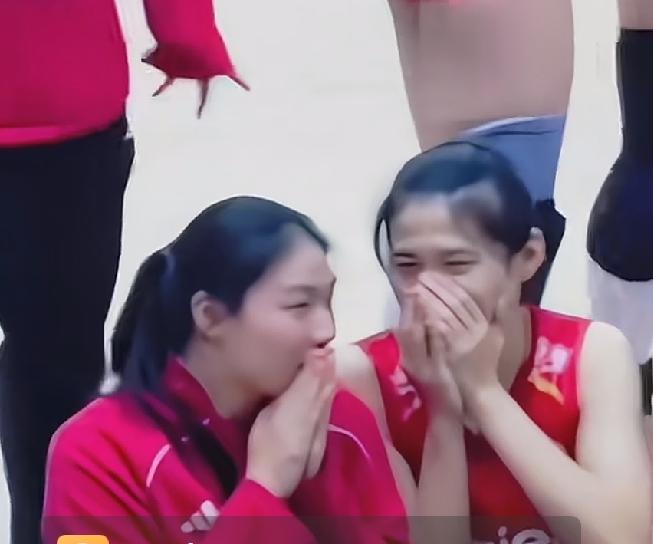 两个小二传的关系情同姐妹
      都说同行是冤家，但在中国女排这支队伍里，同