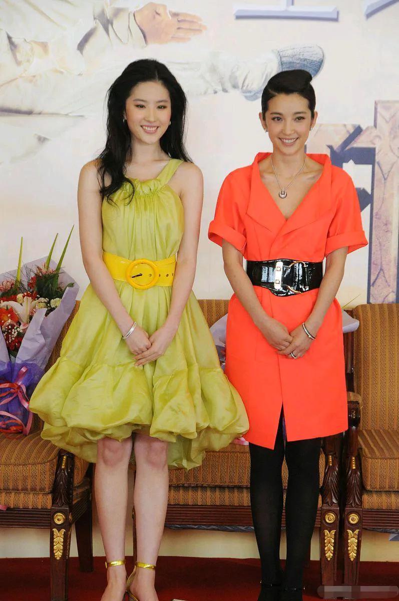 当年的刘亦菲和李冰冰，当时两人的颜值都是十分青涩堪称颜值巅峰的时刻，难分高下！但