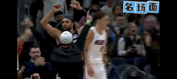 “观众你们好！我爱你们！”斯特鲁斯帮助骑士拿到半场81分挥舞双手致谢……[震惊]