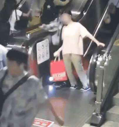“隔着屏幕都感觉疼！”广西南宁，一名女子乘坐扶梯，突然摔倒在地，头部，面部受伤流