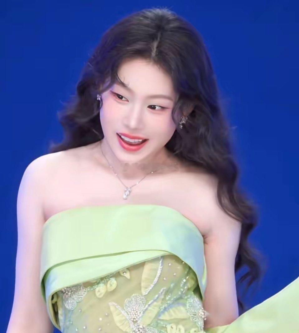 我问追韩娱的朋友，沈佳润去韩國出道，她为什么一直参加中國的活动？没想到，朋友摇了
