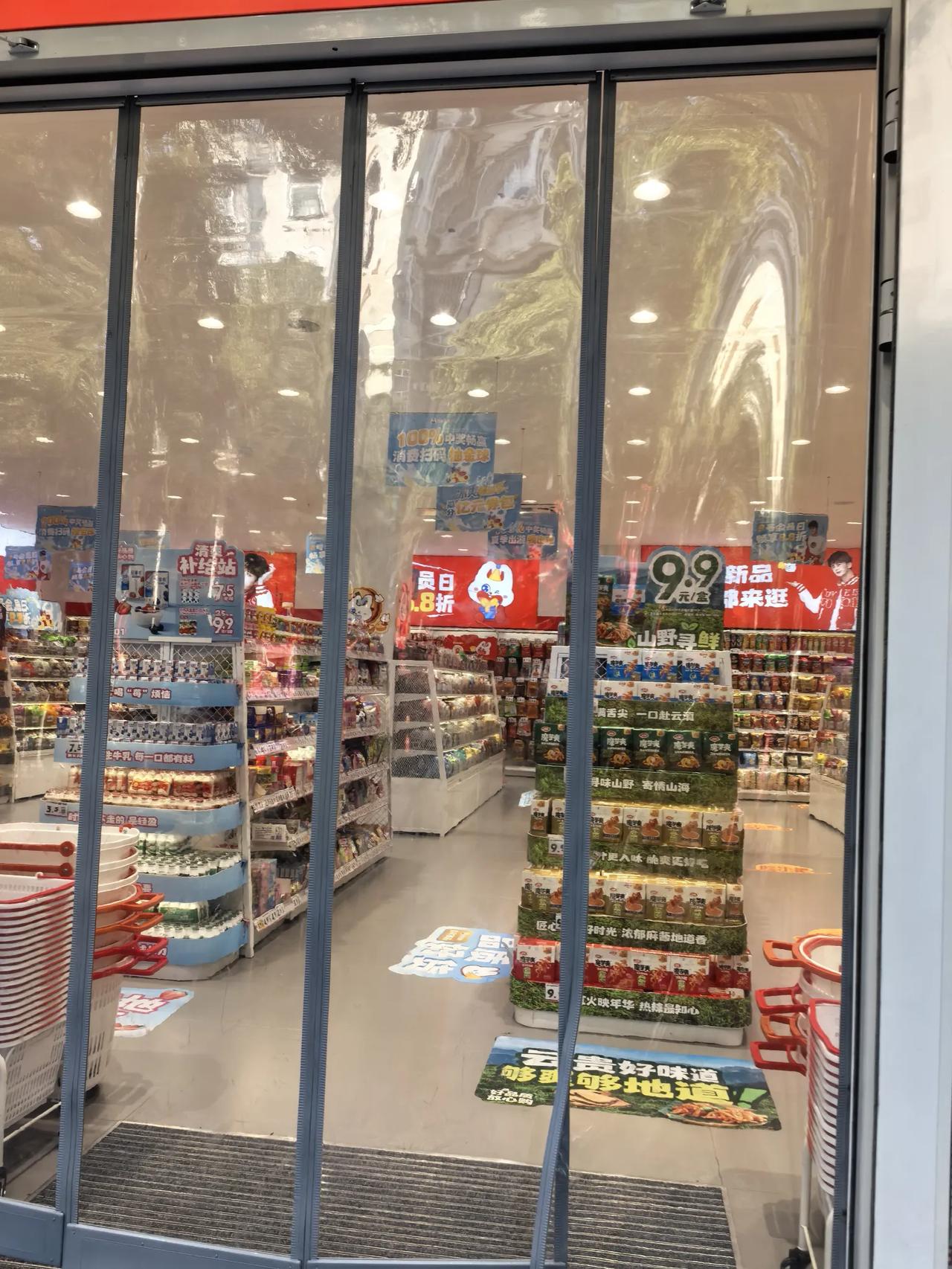 零食店老板说，台风快点来吧，大家快点囤货吧
      上午我出去楼下菜店买菜，