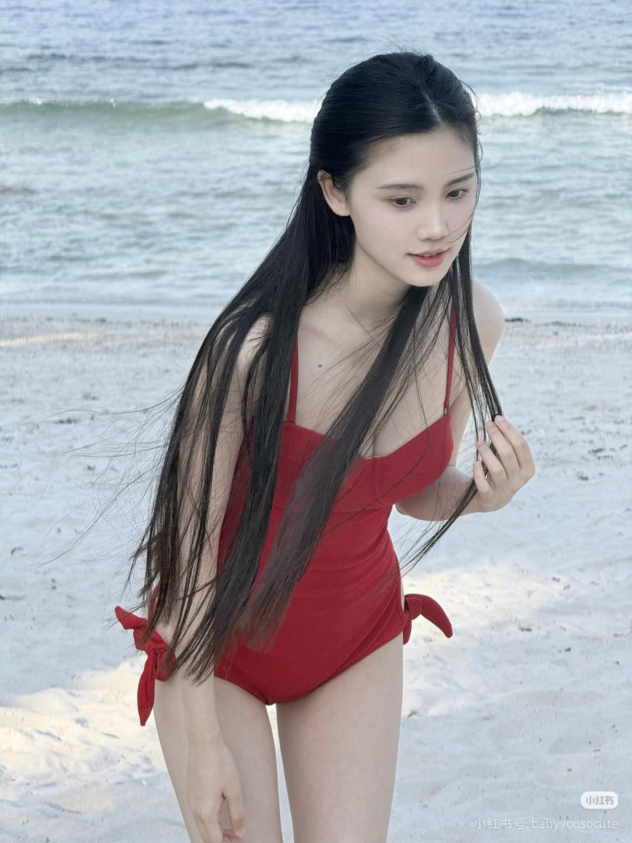 海边少女，红裙飘逸，海风轻拂，美不胜收。