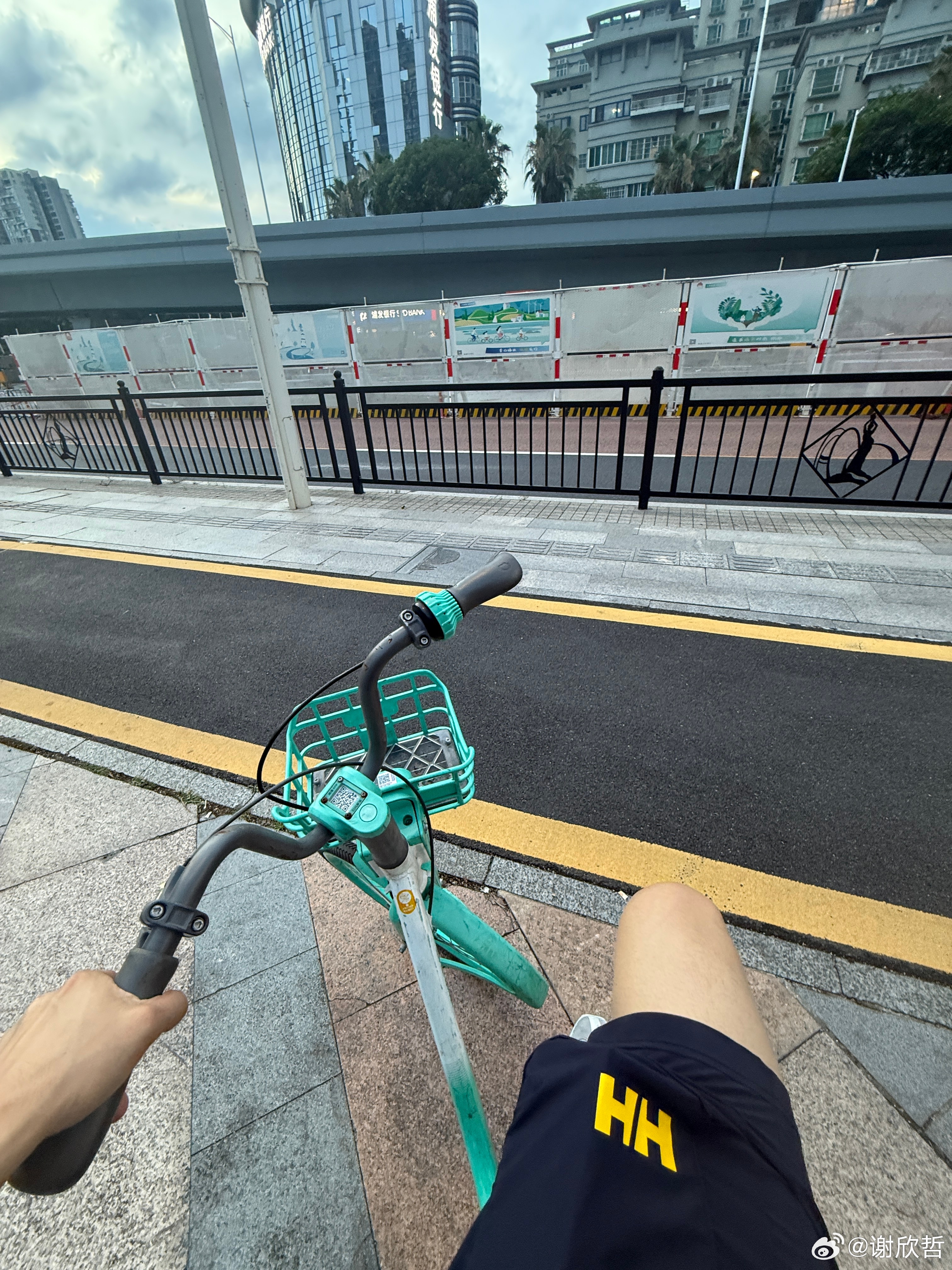 前两天和朋友约饭，路过兰博蝙蝠买回来当天就趴窝在的珠海九州大道，挺有感觉。毕竟蝙
