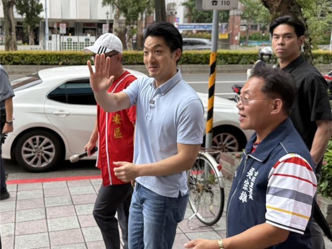 台北市长选战倒数74天攻防日益激烈， 先是市长蒋万安儿子蒋得立遭追查，现在战火更