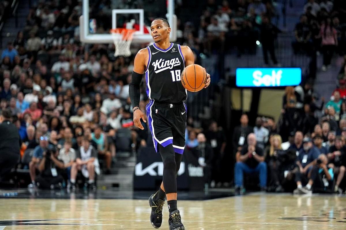 拼到撞翻广告牌，可球队分差仍30。

2023年12月的这场比赛，威少真的有点悲