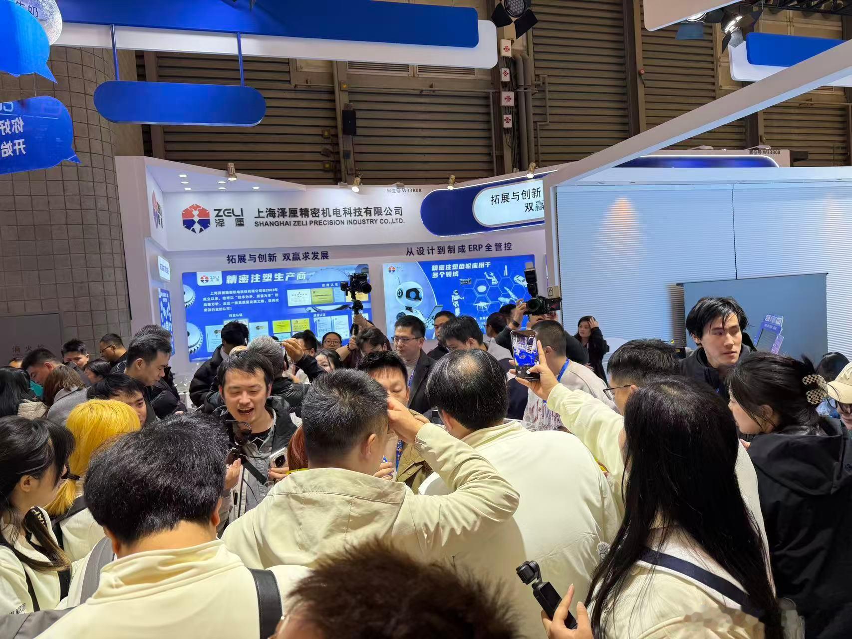 AWE2026上的AI看点 上午打卡了AWE2026 千问展台，没想到不大的展位