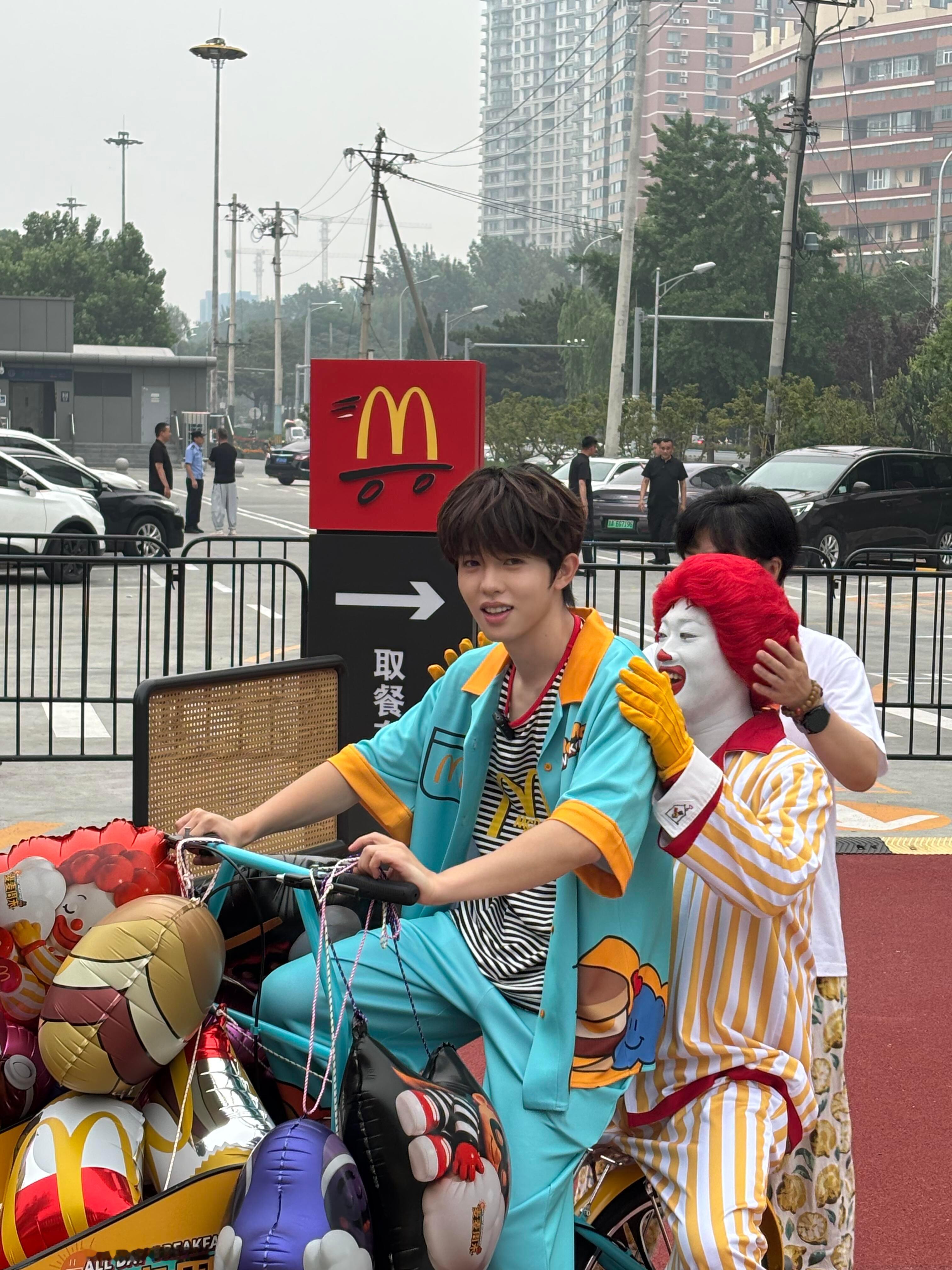 求告知 这是who！去朝阳公园玩结果碰到了个明星，太帅了简直！真人脸超小超白！听