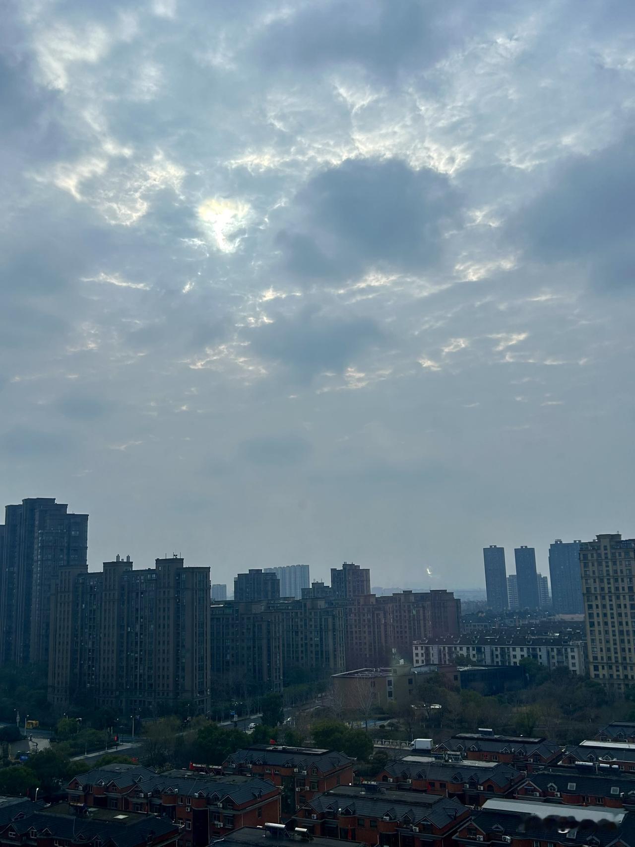 我的今日状态：🏝️旅行度假
我这里的天气：☁️阴天
今天的杭州湿冷感依旧强烈，