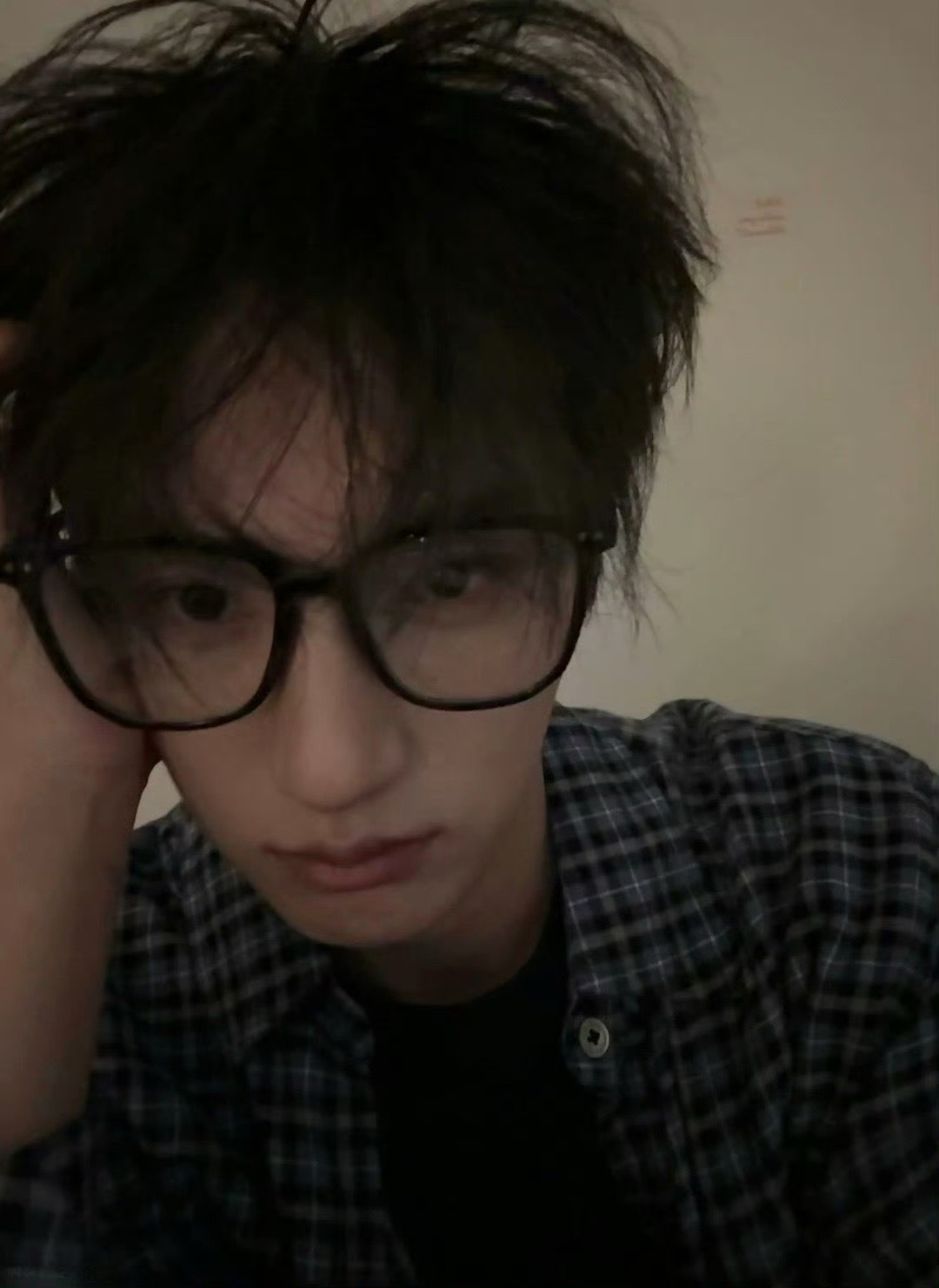 演员张翅  “你是晚春的日暮，是季月的汽水，是凉秋微风 是残冬永不悬落的月亮 是