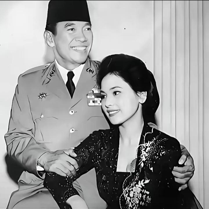 1959年，58岁苏加诺‌访问日本时，日本人知道苏加诺‌的爱好，于是请19岁七保