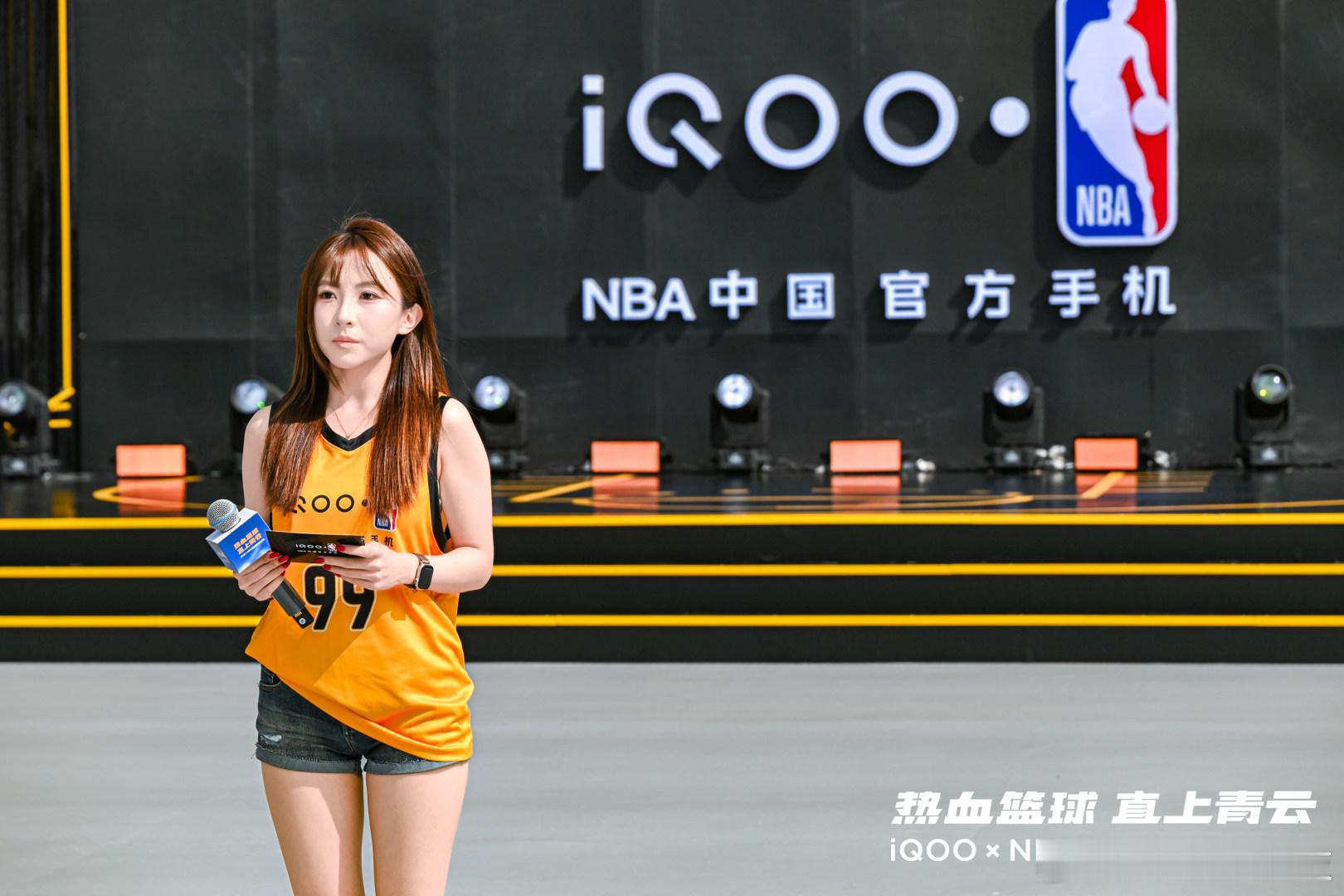 NBA中国官方手机，iQOO手机闪耀北大第一体育场，这里的比赛队伍氛围黑色战服、
