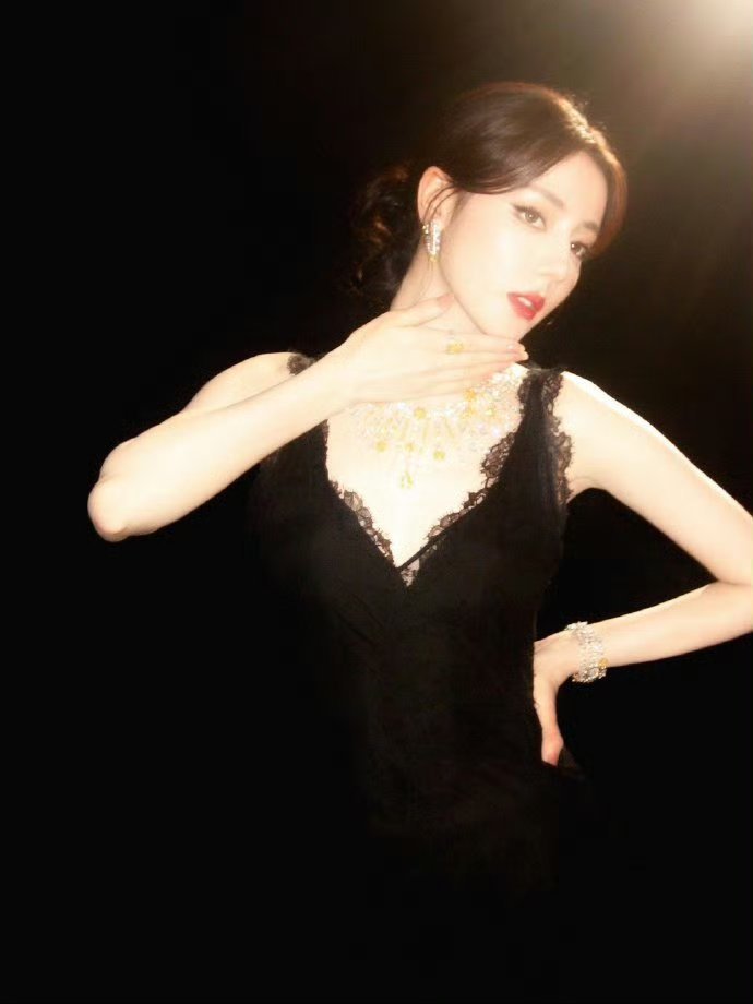 此刻想变成迪丽热巴的衣架 谁被美晕了？是我！热巴美出新高度好美好惊艳，内娱可以永