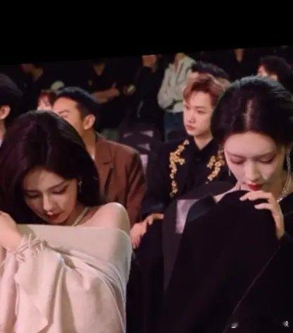 白鹿和孟子义上课偷偷玩手机 白鹿和孟子义真不愧是姐妹，不是因为同在跑男，而是因为