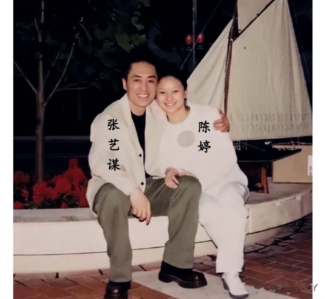 2000年，陈婷与张艺谋游玩时的合影旧照，二人当时处于热恋时期，陈婷当时19岁，