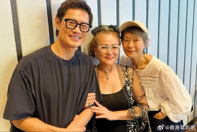 冯宝宝叶童黄德斌合照冯宝宝叶童合照 冯宝宝捧场黄德斌和叶童的舞台剧。 ​​​