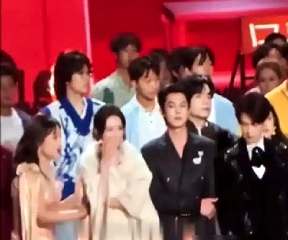 《桃花坞》节目组都懵了，直接取消预设任务！

全赖孟子义……

她想坐李雪琴旁边