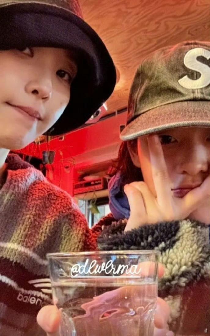 IU1月曾否认和李钟硕穿情侣装李钟硕IU分手 IU1月曾否认和李钟硕穿情侣装：“
