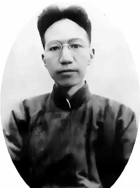 历史系教授说：“历史告诉我们一个规律：人们一直在争斗，最先是忠诚厚道的人死，其次