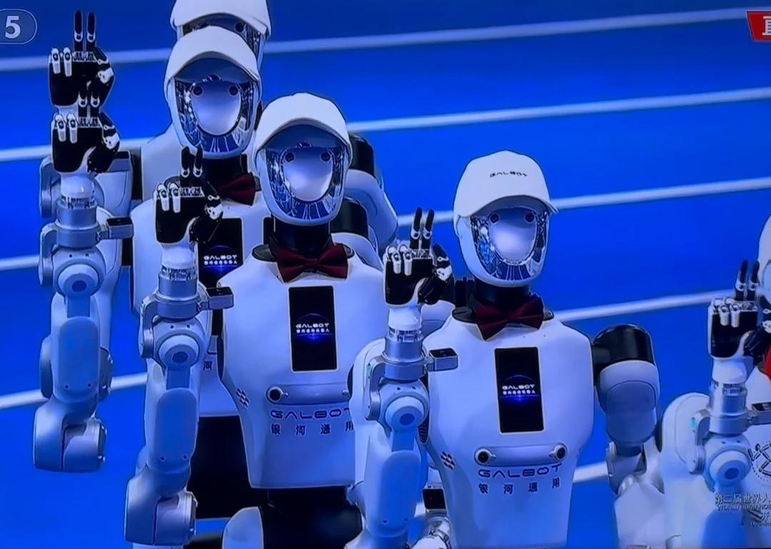 人形机器人运动会开幕式的超现实喜感
2026.8.22 晚，第二届人形机器人运动