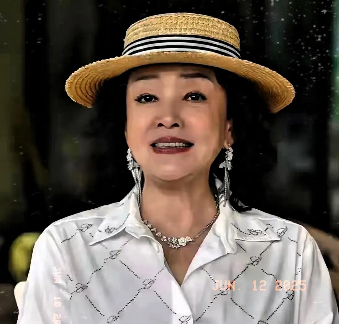 两个女人的不同路：一个创业不服输，一个整容惹争议
最近看到两个女人都挺有意思的。