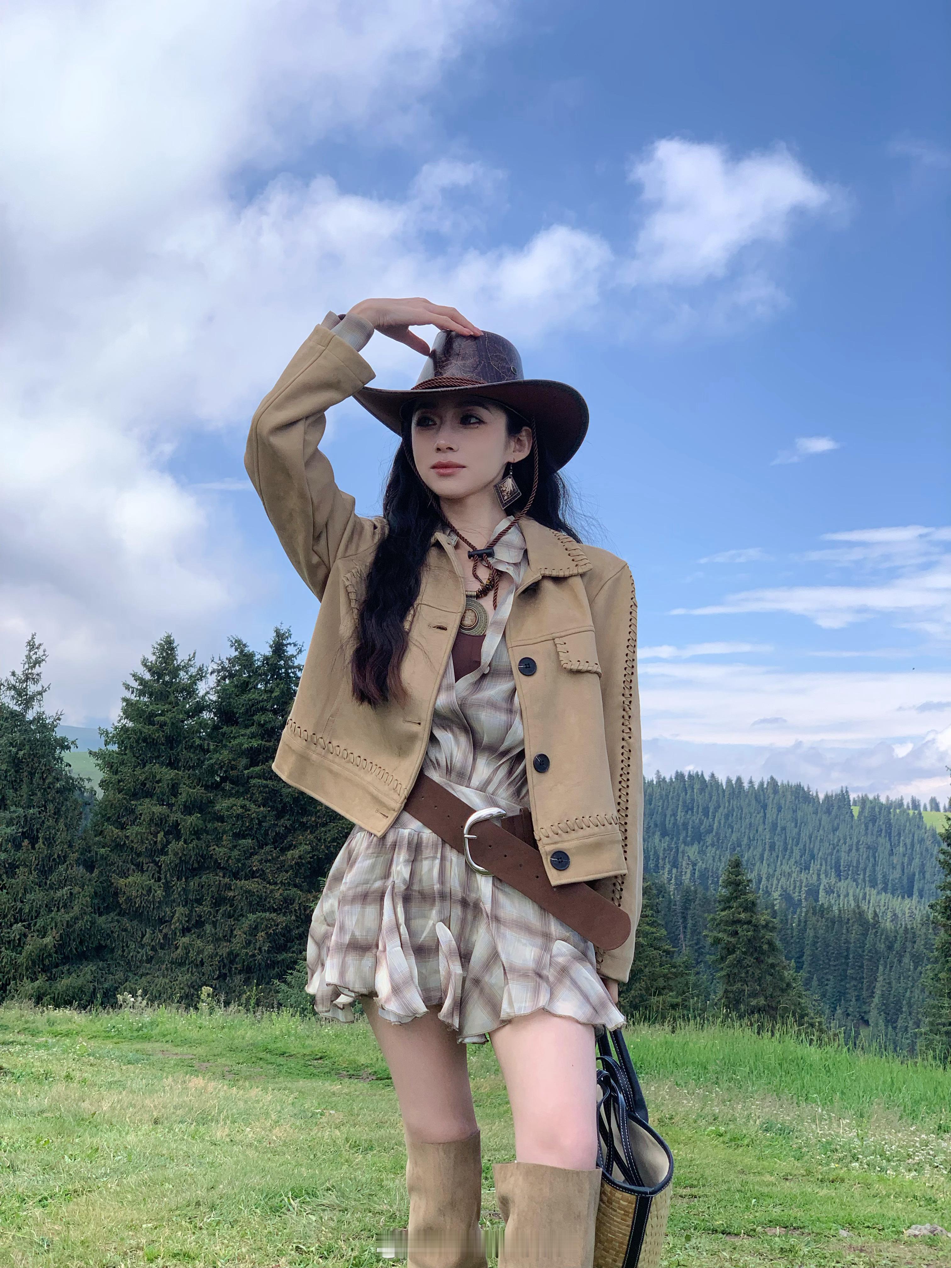 这蓬勃的生命力🌲⛰️新疆合集一波浅驼短夹克/棕色西装🍂四款同色系的碰撞 随意