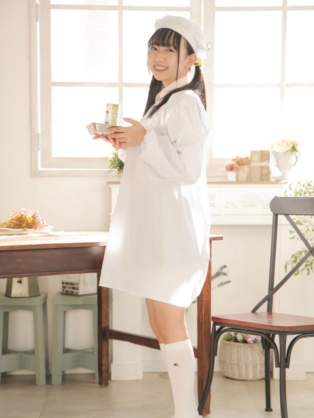 阳光明媚的厨房里，可爱的女孩正微笑着端着甜点。
甜美女孩。 温柔甜美少女 厨房里