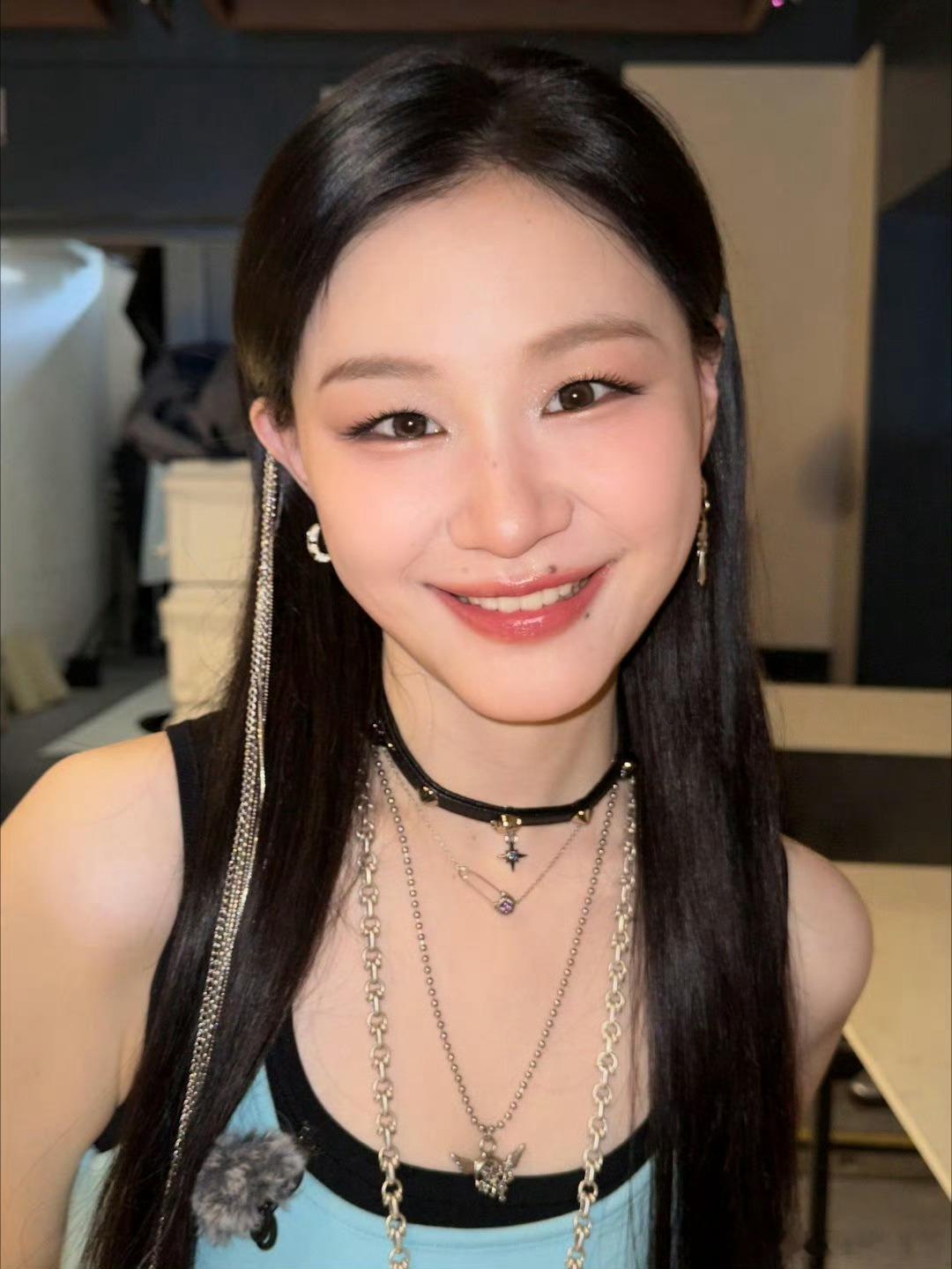 金靖瘦下来像沈佳润金靖本来底子就不差，身材也很好，美美哒