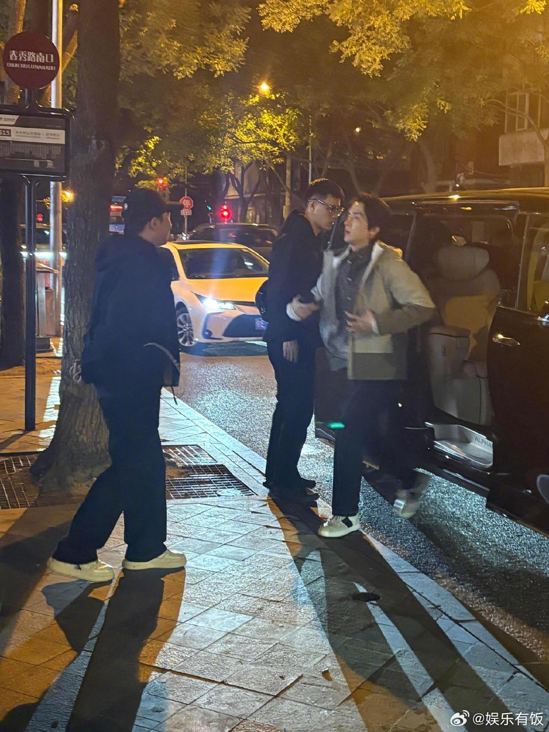 加班等车偶遇张新成 谁懂啊！有大厂实习网友在春秀路附近加班等车时，意外偶遇了路过