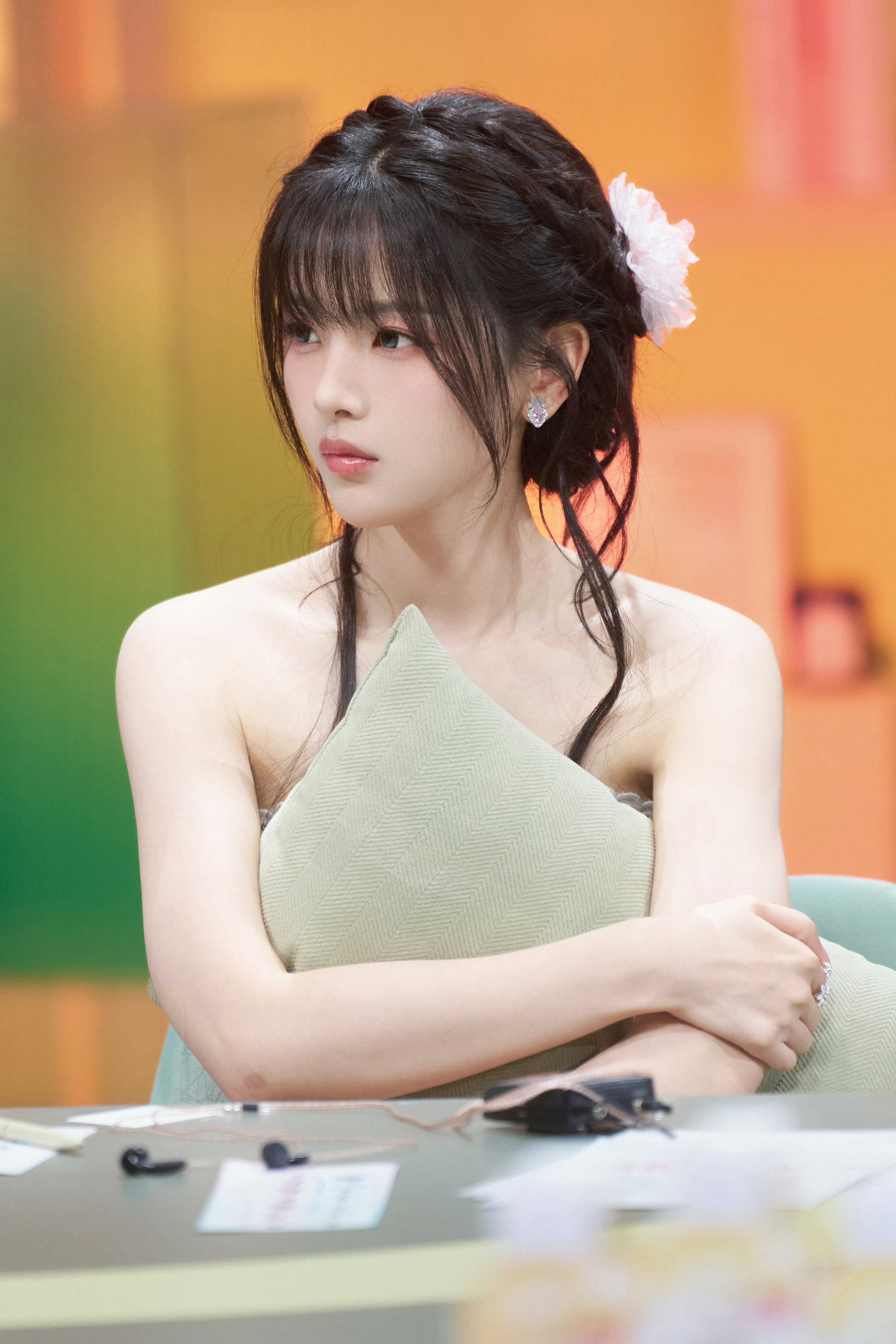杨超越心动的信号9新造型，复古森系碎花绣花套装，抹胸束腰勾勒线条，立体花卉搭配编
