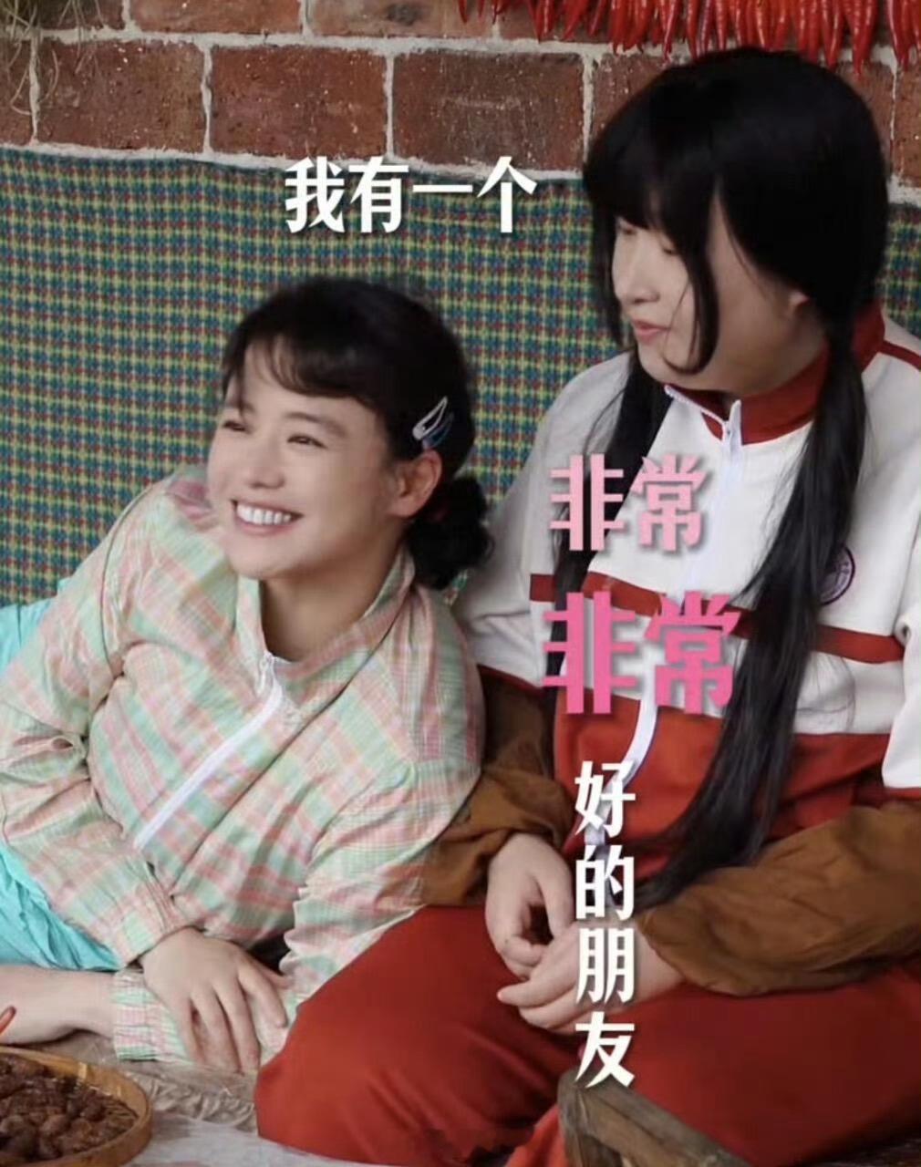 锤娜丽莎把额头露出来大大方方的高马尾×大光明×露背黑裙＝今晚的舒适区。敢露额头才