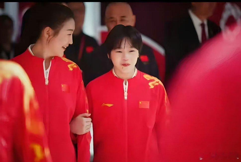 全红婵成了陈梦的人形挂件两个可爱宝宝！两个巴黎奥冠多多一起玩儿呀 ​ ​​​