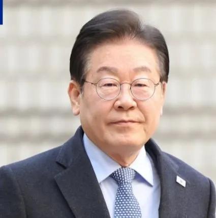 韩国总统府于本月正式从龙山迁回青瓦台，标志着历时3年7个月的“龙山时代”结束。总