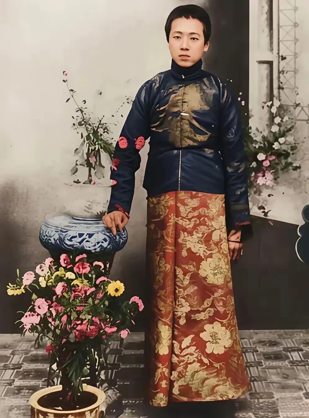 这张照片是周总理14岁时拍的一张留影照。
上身穿一件黑色绸缎褂子，下身穿的是一件
