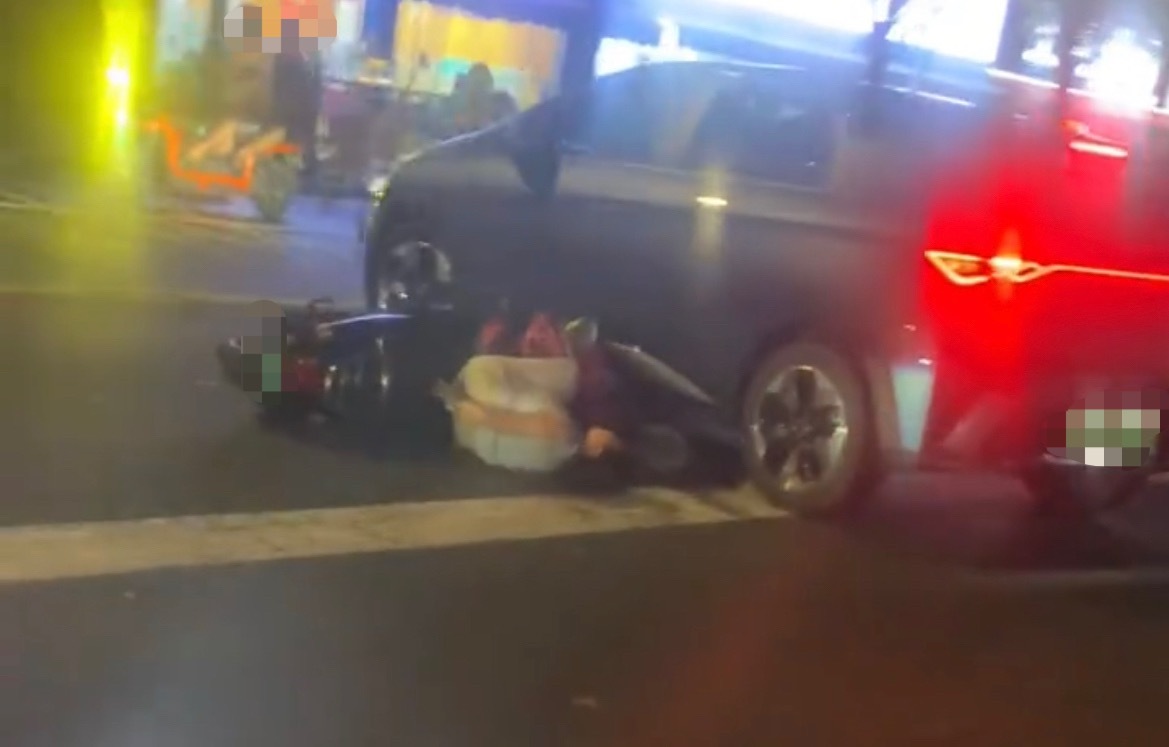 7月7日晚，网友反映：玉林教育路某校附近电车撞掉头的新能源小车。同城热点创作计划