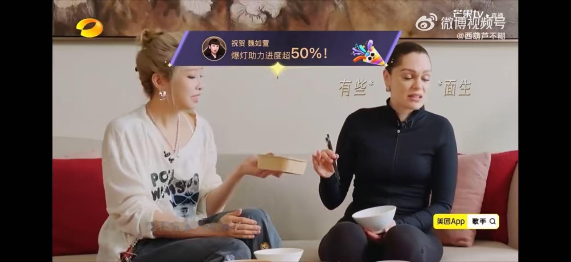 结石姐看到鸭头不敢睁眼歌手直播歌手2026褪去舞台上的锋芒，展现出生活化的一面，