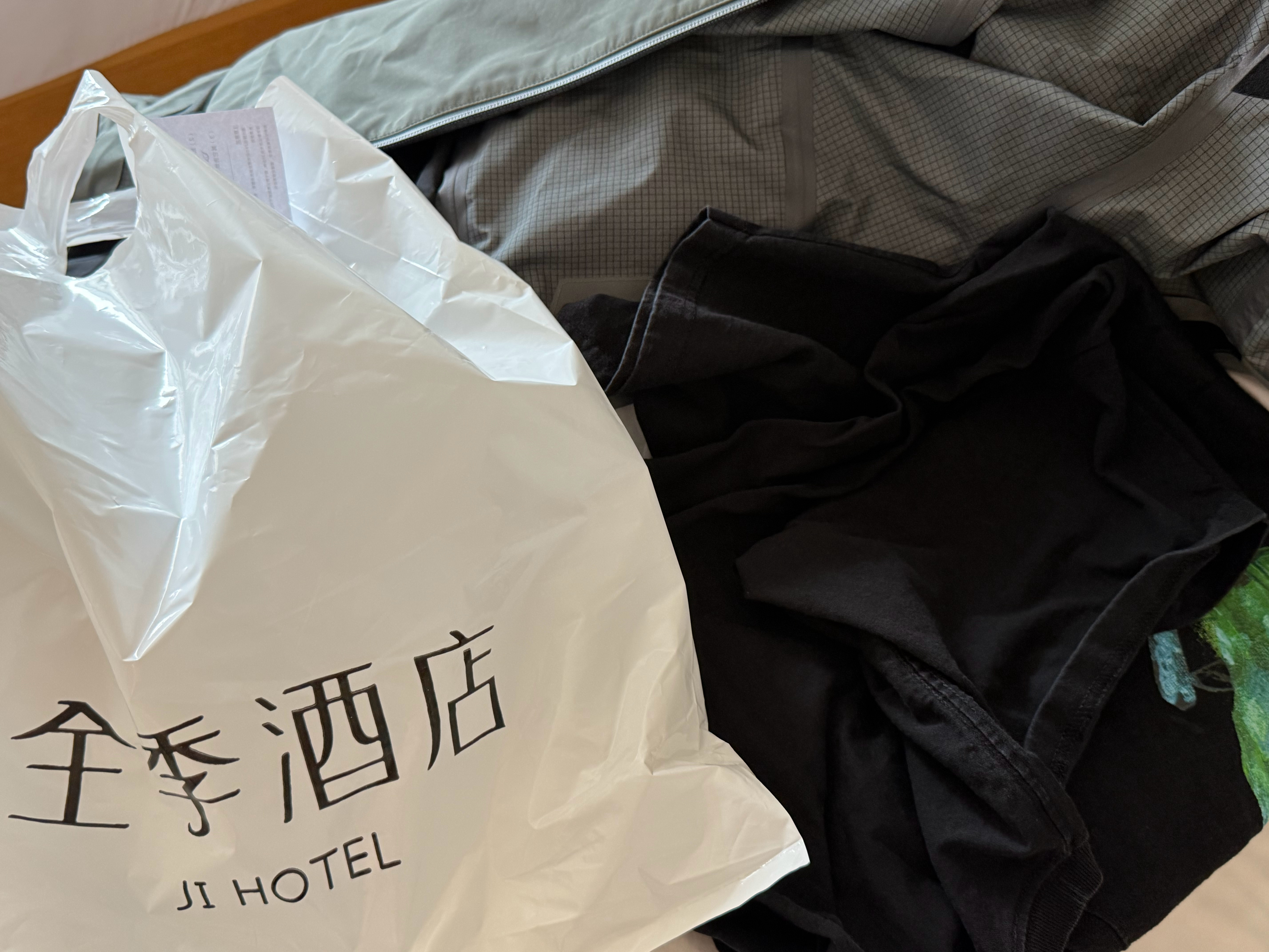 就爱住全季 机器人送外卖基础操作就不说了昨晚洗衣服 洗衣机排队前台美女说交给她就