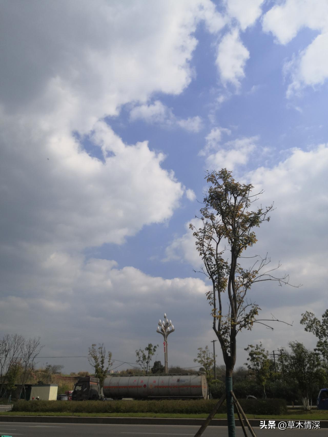 但不管怎么说，这是一个很美丽的地方，观看三星堆一鸣惊人，这个时代的发现，把广汉旅