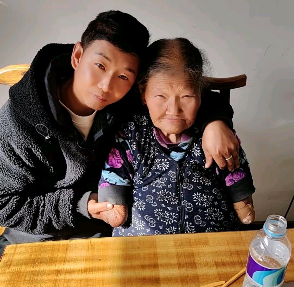 1位母亲没有手，没有脚，
却抚养了3个孩子。1位母亲四肢俱全，却一而再逃离婚姻，