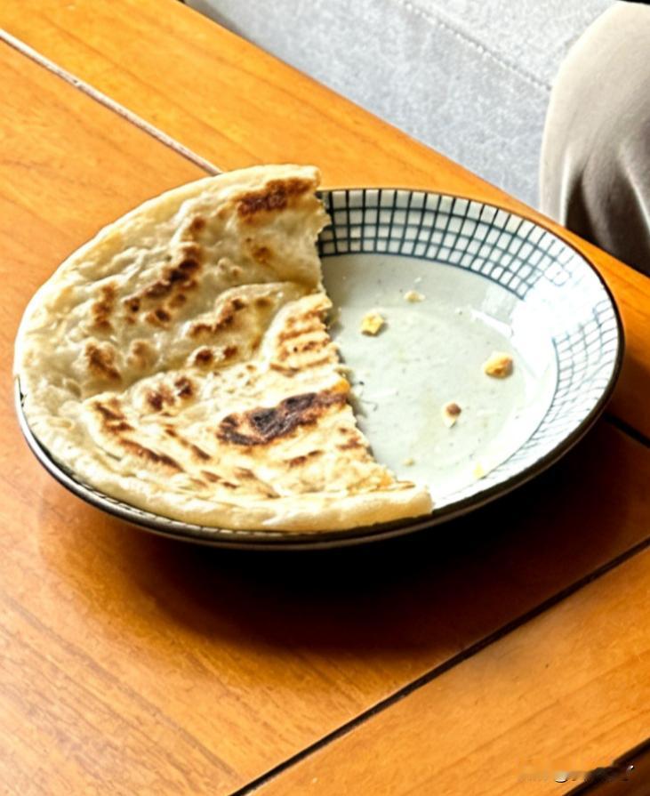 我去看九十岁的婆婆。那天，我是在我弟媳妇家吃过饭去的。弟媳妇烙的菜馍，说，姐，菜