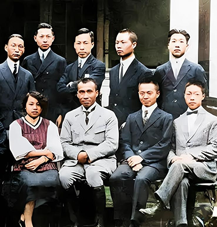 当时，朱德元帅已经36岁了，拍照的时候占据了C位，照片前排右起第三位就是朱元帅，