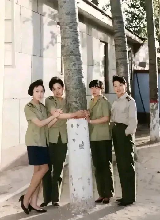 大家仔细看，最左边这名女兵她的皮鞋违反了《内务条例》了吗？
四名女兵，两个穿的是
