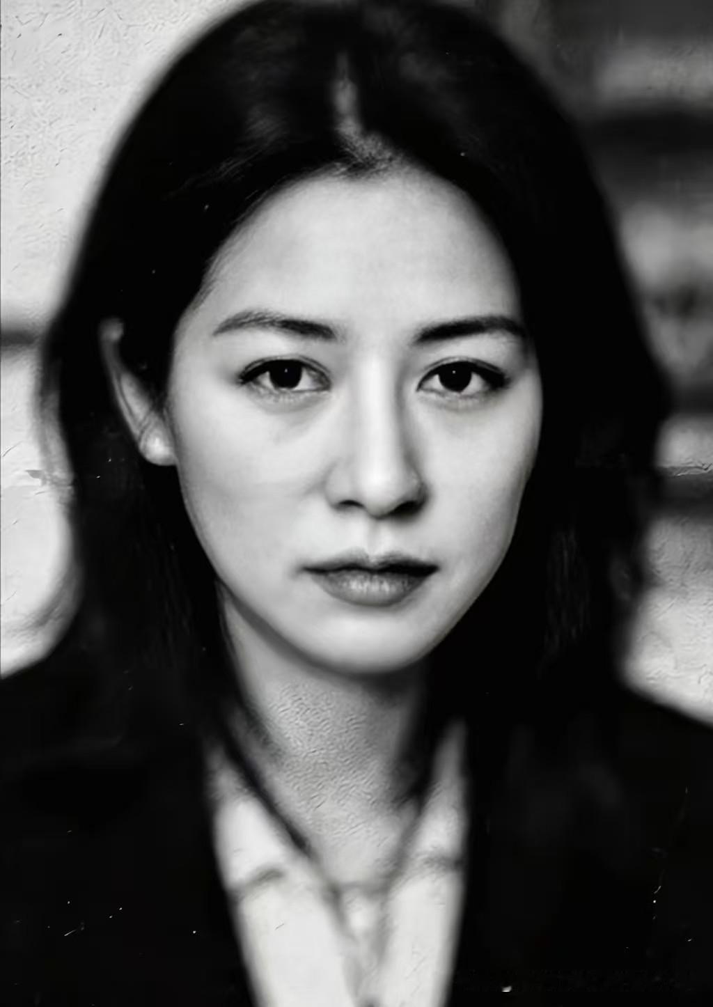 这位美女，当年可是名赫一时啊！

她是谁？

转眼已是二十年前的往事了 ……