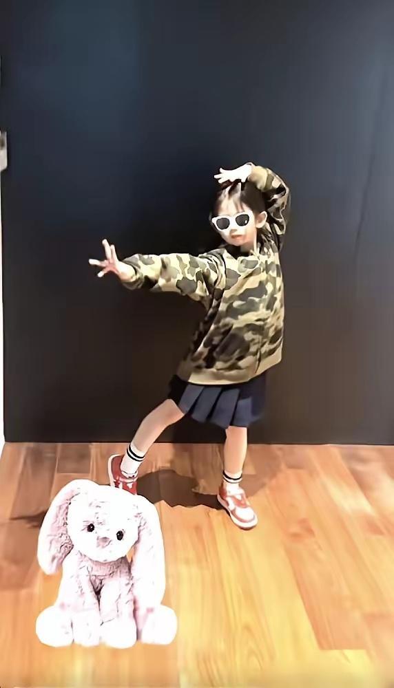 郭富城家，三颗明珠。60岁生日派对后第4天，方媛抱着刚出生的三女儿亮相。92斤，