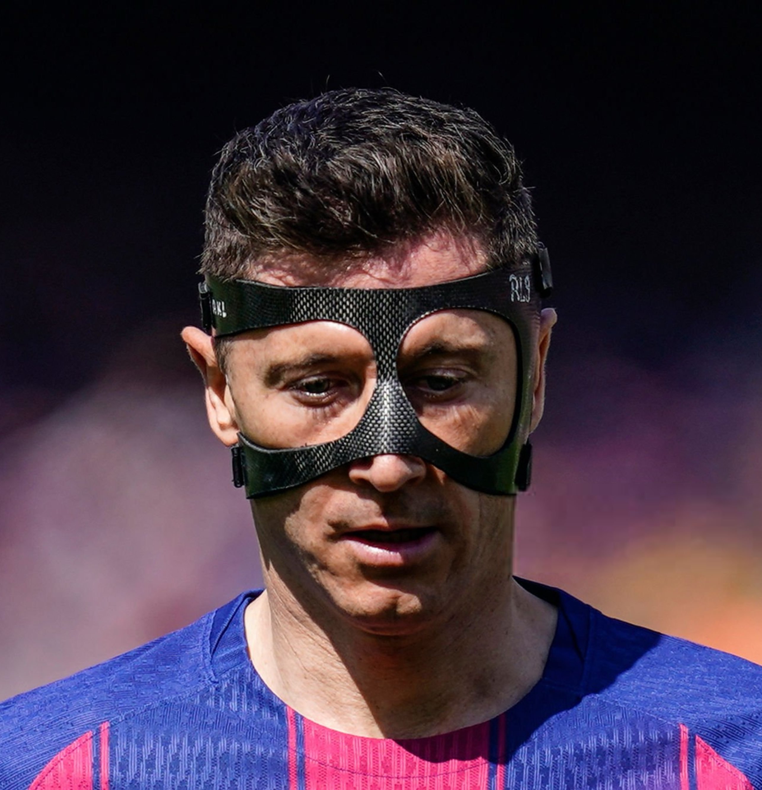 每体：巴塞罗那将为莱万多夫斯基提供续约合同： 续约一年，减薪50%。目前尚不确定