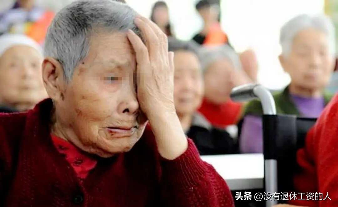 我大姨父年轻的时候很风光，不仅会挣钱，还特别招女孩子喜欢。

每回聚会，只要桌子