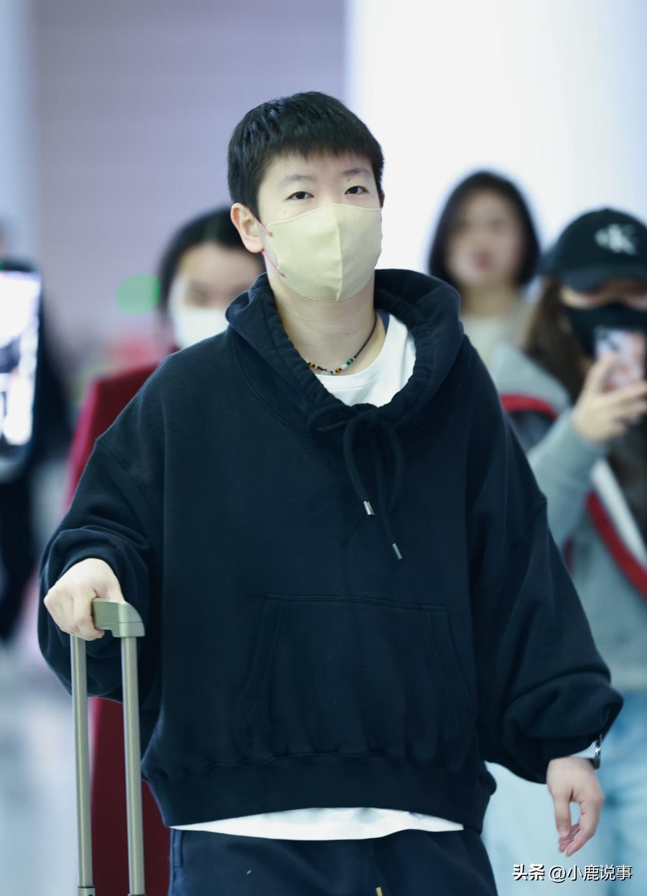 好多人都在说，
孙颖莎现在越来越有范了。
赛场上的她霸气又稳重，
私下里的模样也